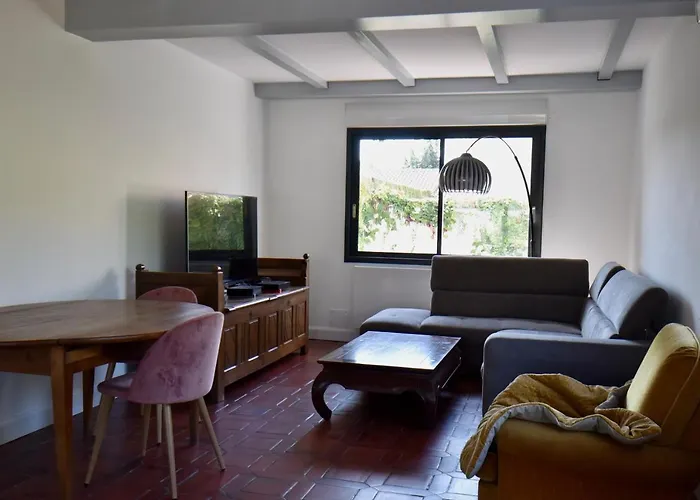 7 Avec Grande Piscine A 600 M De La *