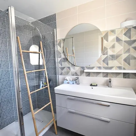 Holiday home 7 Avec Grande Piscine A 600 M De La Royan