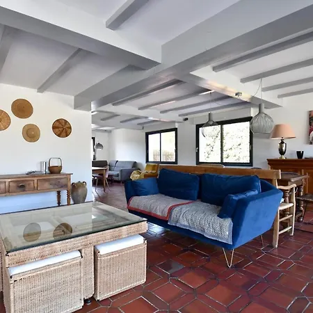 7 Avec Grande Piscine A 600 M De La *