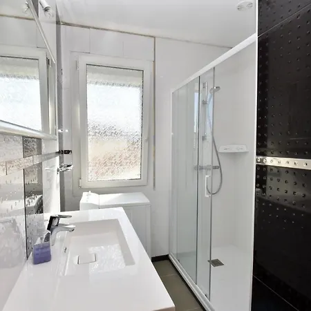 Holiday home 7 Avec Grande Piscine A 600 M De La Royan