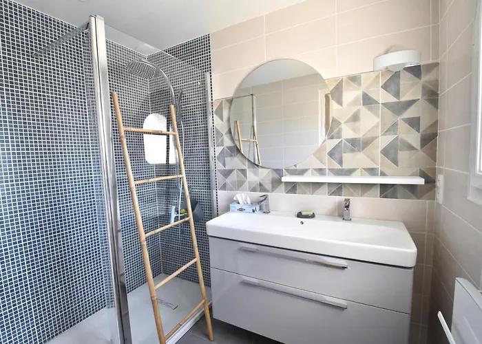 Holiday home 7 Avec Grande Piscine A 600 M De La Royan