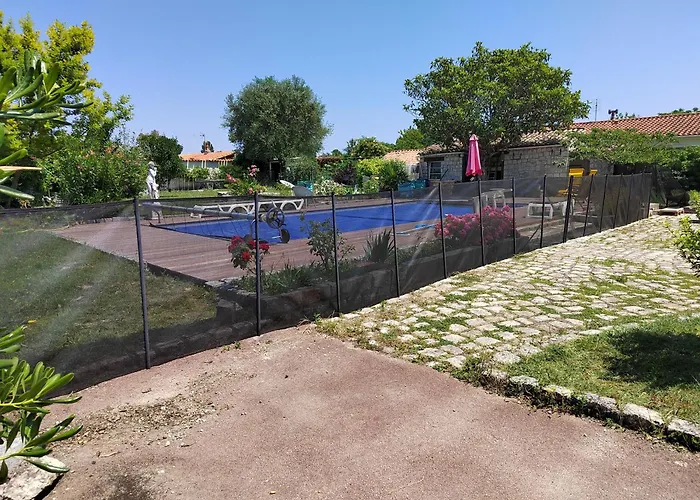 7 Avec Grande Piscine A 600 M De La *